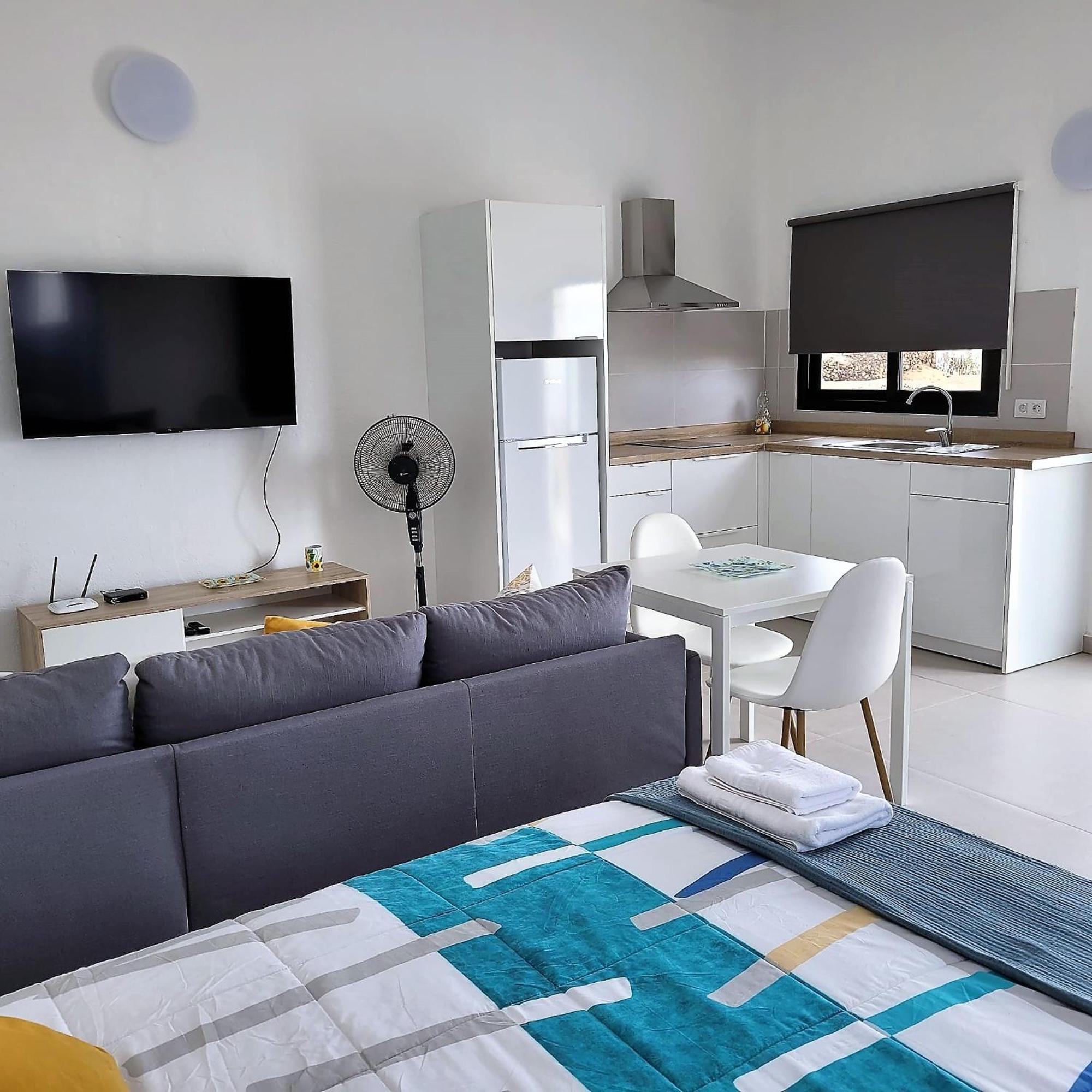 Apartamentos Falcon Tinajo Exterior photo